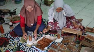 Pemberdayaan Perempuan: Praktik Langsung Tata Rias dan Olahan Bawang Merah