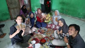 Pemberdayaan Perempuan dengan Praktik Mengolah Bawah Merah