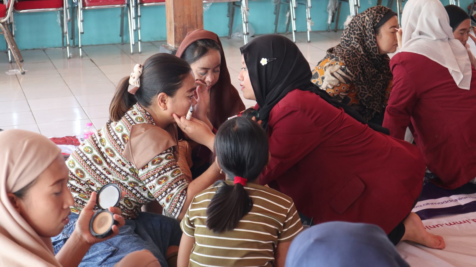 Pemberdayaan Perempuan: Praktik Langsung Tata Rias dan Olahan Bawang Merah