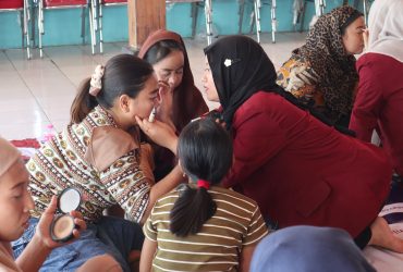 Pemberdayaan Perempuan: Praktik Langsung Tata Rias dan Olahan Bawang Merah