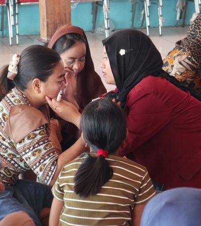 Pemberdayaan Perempuan: Praktik Langsung Tata Rias dan Olahan Bawang Merah