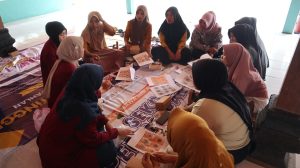 Diskusi Pelatihan pemasaran digital di Sekolah Perempuan Desa Kandangrejo.